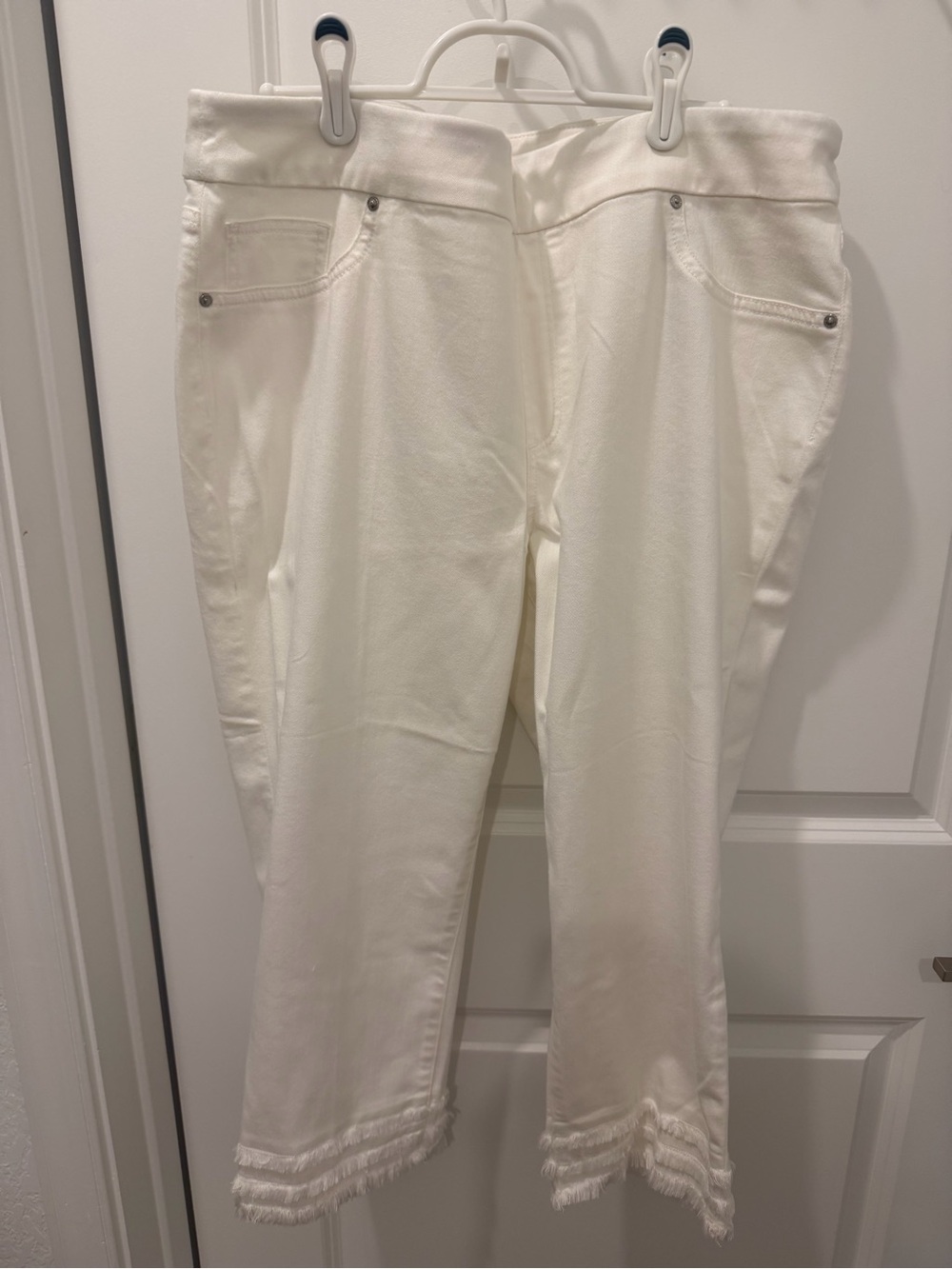 Chico's Cream Ankle Crop Jeans with Frayed Hem